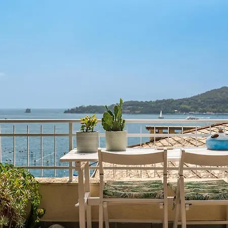 Houseofpoet Parking Seaview Terrace Ac